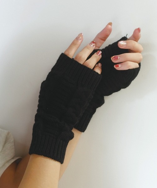 CORNERS（コーナーズ）の「ショートケーブルアームウォーマー（アームカバー・レディース・ブラック/ベージュ/ブラウン/グレー/オフホワイト/グリーン・FREE）」の2枚目の写真