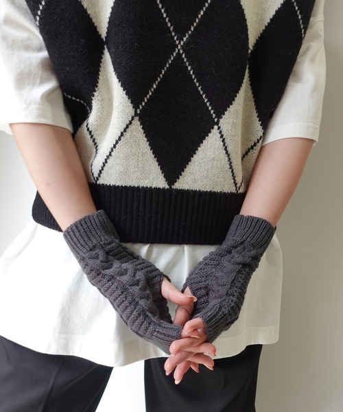 CORNERS（コーナーズ）の「ショートケーブルアームウォーマー（アームカバー・レディース・ブラック/ベージュ/ブラウン/グレー/オフホワイト/グリーン・FREE）」の9枚目の写真