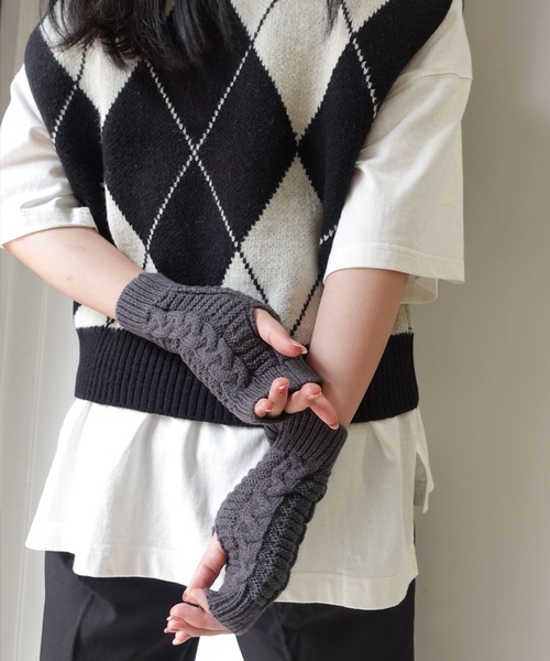 CORNERS（コーナーズ）の「ショートケーブルアームウォーマー（アームカバー・レディース・ブラック/ベージュ/ブラウン/グレー/オフホワイト/グリーン・FREE）」の10枚目の写真