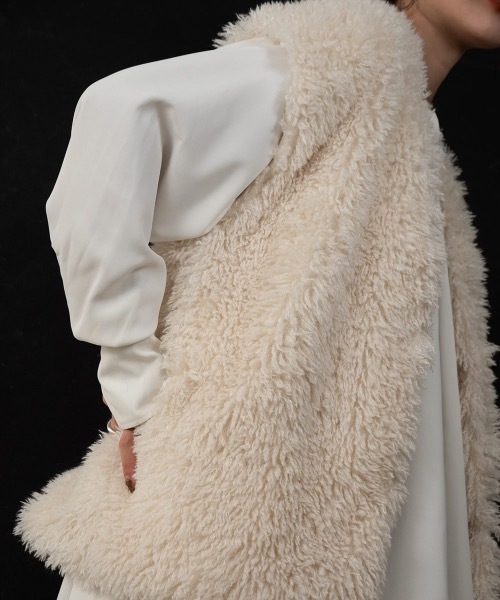 Amiur（エミレ）の「drop shoulder middle length fur gilet（ベスト・レディース・ブラック/アイボリー/ブラウン・FREE）」の4枚目の写真