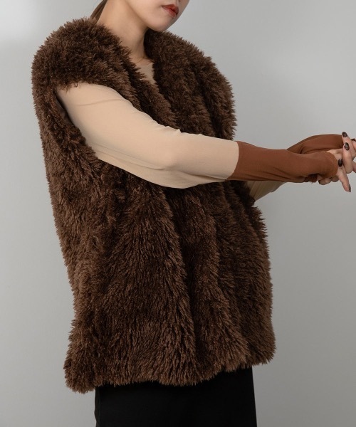 Amiur（エミレ）の「drop shoulder middle length fur gilet（ベスト・レディース・ブラック/アイボリー/ブラウン・FREE）」の11枚目の写真