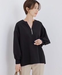 パールボタンキーネックブラウス