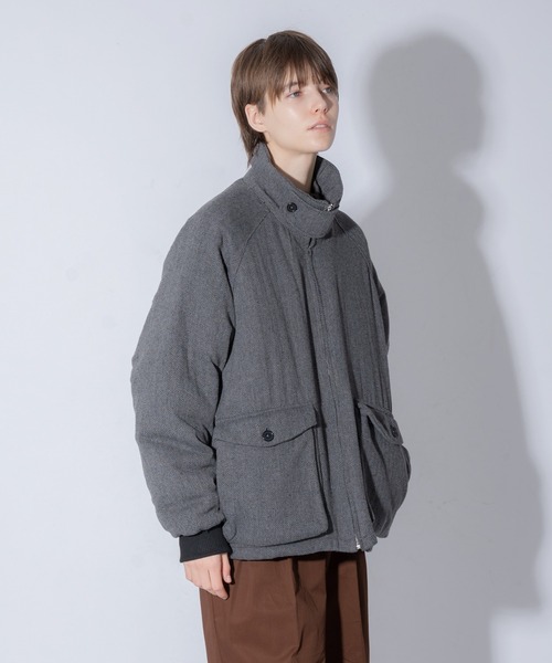 ONCILY(オンシェリー)の「STAND NECK TWEED BLOUSON / ツイード中綿スタンドブルゾン(ブルゾン・メンズ・ダークブラウン/ブラック・LARGE/MEDIUM)」の2枚目の写真