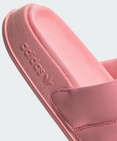 adidas（アディダス）の「アディレッタ エッセンシャル サンダル / Adilette Essential Slides / アディダスオリジナルス adidas Originals（サンダル・レディース・レッド/ピンク・25.5cm/27.5cm/23.5cm/22.5cm/28.5cm/26.5cm/24.5cm）」の8枚目の写真