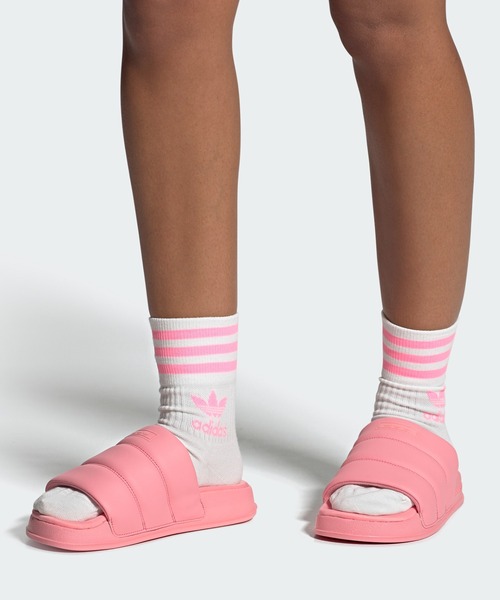 adidas（アディダス）の「アディレッタ エッセンシャル サンダル / Adilette Essential Slides / アディダスオリジナルス adidas Originals（サンダル・レディース・レッド/ピンク・25.5cm/27.5cm/23.5cm/22.5cm/28.5cm/26.5cm/24.5cm）」の14枚目の写真