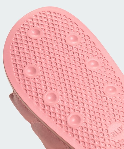adidas（アディダス）の「アディレッタ エッセンシャル サンダル / Adilette Essential Slides / アディダスオリジナルス adidas Originals（サンダル・レディース・レッド/ピンク・25.5cm/27.5cm/23.5cm/22.5cm/28.5cm/26.5cm/24.5cm）」の10枚目の写真