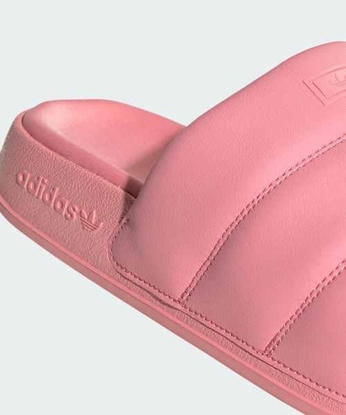 adidas（アディダス）の「アディレッタ エッセンシャル サンダル / Adilette Essential Slides / アディダスオリジナルス adidas Originals（サンダル・レディース・レッド/ピンク・25.5cm/27.5cm/23.5cm/22.5cm/28.5cm/26.5cm/24.5cm）」の6枚目の写真