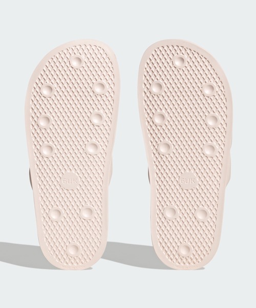 adidas（アディダス）の「アディレッタ エッセンシャル サンダル / Adilette Essential Slides / アディダスオリジナルス adidas Originals（サンダル・レディース・レッド/ピンク・25.5cm/27.5cm/23.5cm/22.5cm/28.5cm/26.5cm/24.5cm）」の5枚目の写真