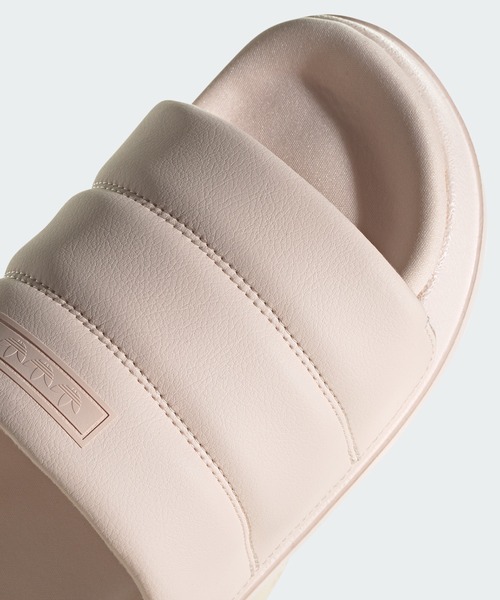 adidas（アディダス）の「アディレッタ エッセンシャル サンダル / Adilette Essential Slides / アディダスオリジナルス adidas Originals（サンダル・レディース・レッド/ピンク・25.5cm/27.5cm/23.5cm/22.5cm/28.5cm/26.5cm/24.5cm）」の7枚目の写真