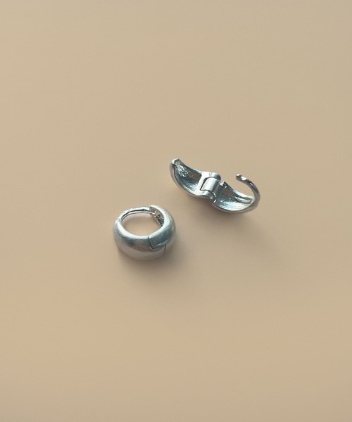 CEMONEMO(セモネモ)の「マットメタル ミニ ドロップ フープピアス(ピアス(両耳用)・レディース・シルバー/ゴールド・FREE)」の4枚目の写真