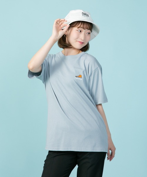 CONVERSE(コンバース)の「【CONVERSE/コンバース】シューズ ブランドロゴ ワンポイント刺繍 Tシャツ オールスター刺繍(Tシャツ/カットソー・メンズ・サックスブルー/ダークグリーン/オフホワイト/ホワイト/ブラック・MEDIUM/LARGE/X-LARGE)」の1枚目の写真