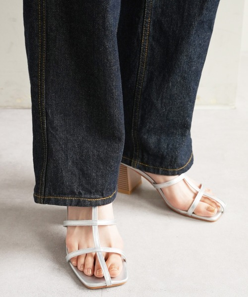 DISCOAT（ディスコート）の「センターストラップスタックヒールサンダル（サンダル・レディース・ブラック/シルバー/アイボリー・MEDIUM/LARGE）」の3枚目の写真