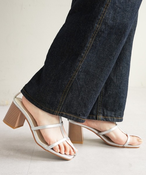 DISCOAT（ディスコート）の「センターストラップスタックヒールサンダル（サンダル・レディース・ブラック/シルバー/アイボリー・MEDIUM/LARGE）」の11枚目の写真