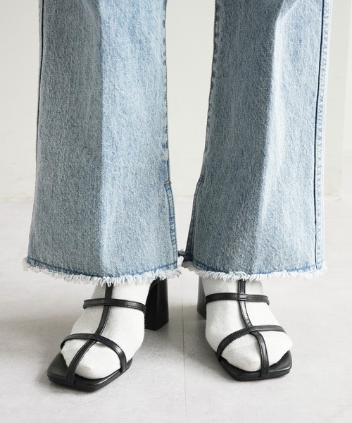 DISCOAT（ディスコート）の「センターストラップスタックヒールサンダル（サンダル・レディース・ブラック/シルバー/アイボリー・MEDIUM/LARGE）」の9枚目の写真