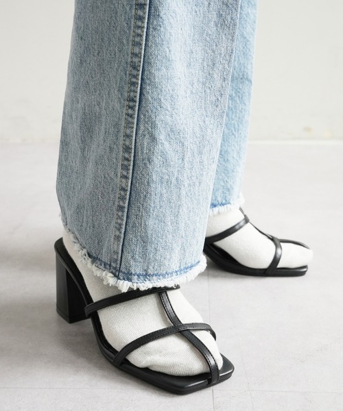 DISCOAT（ディスコート）の「センターストラップスタックヒールサンダル（サンダル・レディース・ブラック/シルバー/アイボリー・MEDIUM/LARGE）」の7枚目の写真