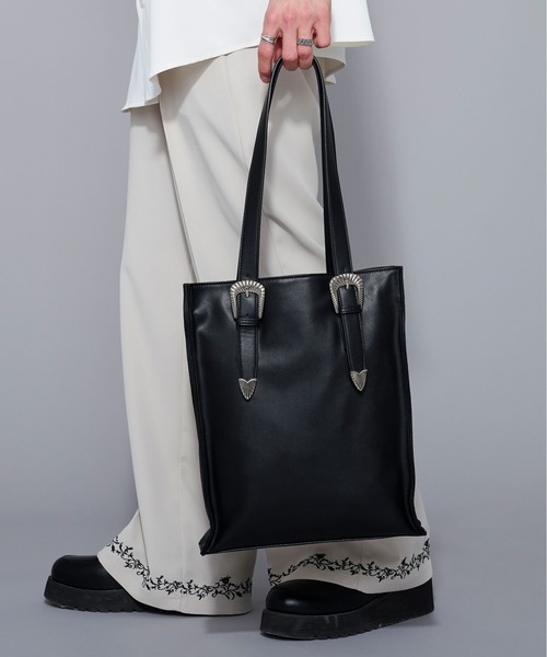 Ellno Loset（エルノロゼット）の「バックルベルトトートバッグ