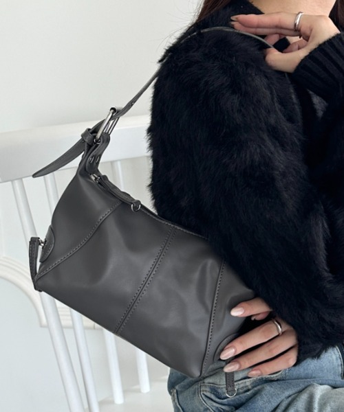 wears（ウェアーズ）の「PUベルトデザインハンドバッグ（ショルダーバッグ・レディース・アイボリー/ブラック/ホワイト/レッド/グレー・FREE）」の21枚目の写真