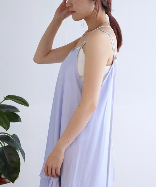 w closet(ダブルクローゼット)の「フリルキャミワンピース(ワンピース・レディース・ライトベージュ/サックスブルー系1/ブラック・FREE)」の10枚目の写真