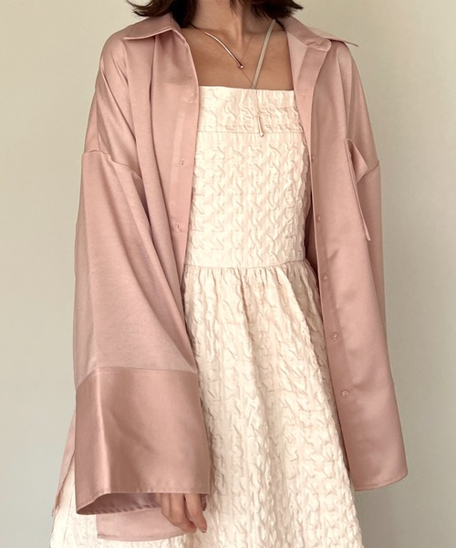 Olu.(オルドット)の「フレアスリーブマットサテンシャツ(シャツ/ブラウス・レディース・ベビーピンク/シャンパン/ネイビー・FREE)」の2枚目の写真