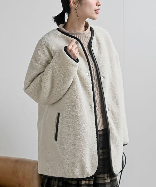 rps（アールピーエス）の「ボア×キルトリバーシブルジャケット（ノーカラージャケット・レディース・ベージュ/アイボリー/チャコールグレー・フリー）」の2枚目の写真