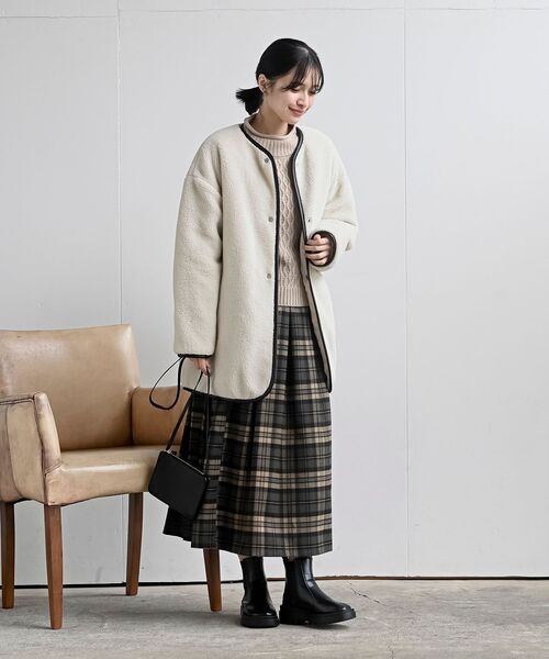 rps（アールピーエス）の「ボア×キルトリバーシブルジャケット（ノーカラージャケット・レディース・ベージュ/アイボリー/チャコールグレー・フリー）」の4枚目の写真