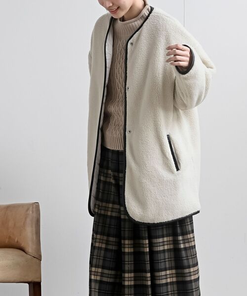 rps（アールピーエス）の「ボア×キルトリバーシブルジャケット（ノーカラージャケット・レディース・ベージュ/アイボリー/チャコールグレー・フリー）」の5枚目の写真