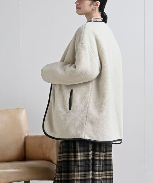 rps（アールピーエス）の「ボア×キルトリバーシブルジャケット（ノーカラージャケット・レディース・ベージュ/アイボリー/チャコールグレー・フリー）」の6枚目の写真