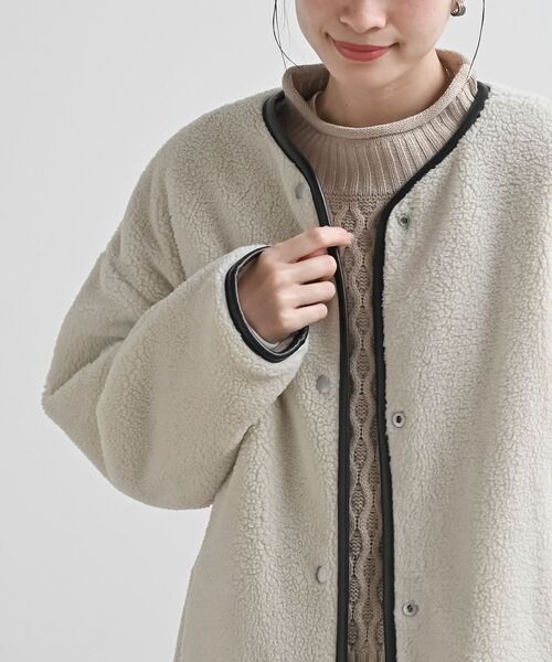 rps（アールピーエス）の「ボア×キルトリバーシブルジャケット（ノーカラージャケット・レディース・ベージュ/アイボリー/チャコールグレー・フリー）」の7枚目の写真