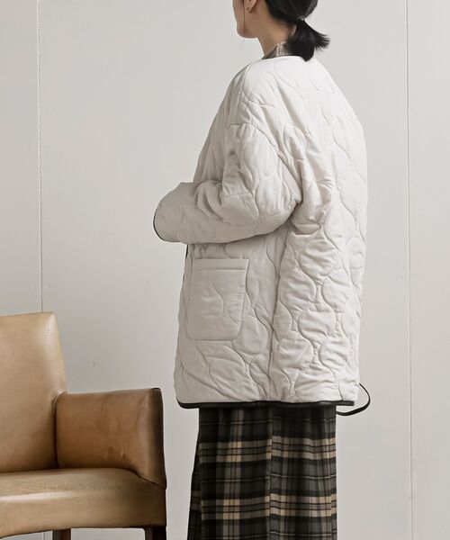 rps（アールピーエス）の「ボア×キルトリバーシブルジャケット（ノーカラージャケット・レディース・ベージュ/アイボリー/チャコールグレー・フリー）」の12枚目の写真