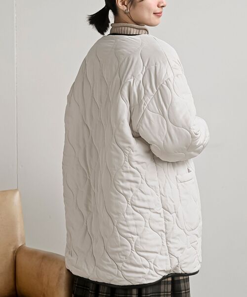 rps（アールピーエス）の「ボア×キルトリバーシブルジャケット（ノーカラージャケット・レディース・ベージュ/アイボリー/チャコールグレー・フリー）」の14枚目の写真