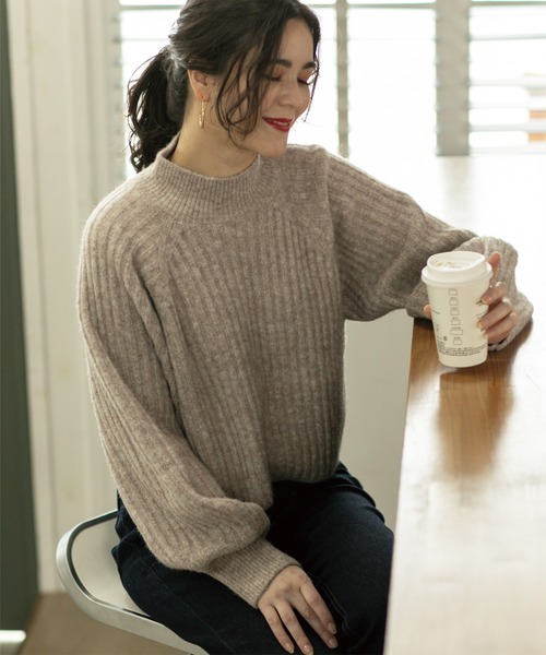 OPAQUE.CLIP（オペークドットクリップ）の「◆≪5color≫ ワイドリブハイネックニット/ボリューム袖【洗濯機洗い可】（ニット/セーター・レディース・グリーン系5/オレンジ/ナチュラル/ダークグレー/オフホワイト・40/38/42/36）」の4枚目の写真