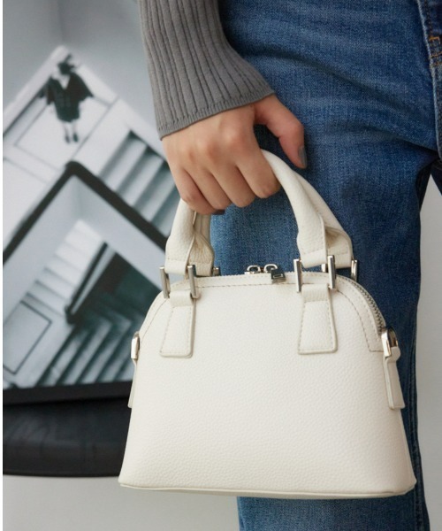 AZUL by moussy（アズールバイマウジー）の「ダブルジッパーミニバッグ（ショルダーバッグ・レディース・ブラック/アイボリー/ブルー/シルバー/グリーン系その他/ライトブルー・FREE）」の2枚目の写真