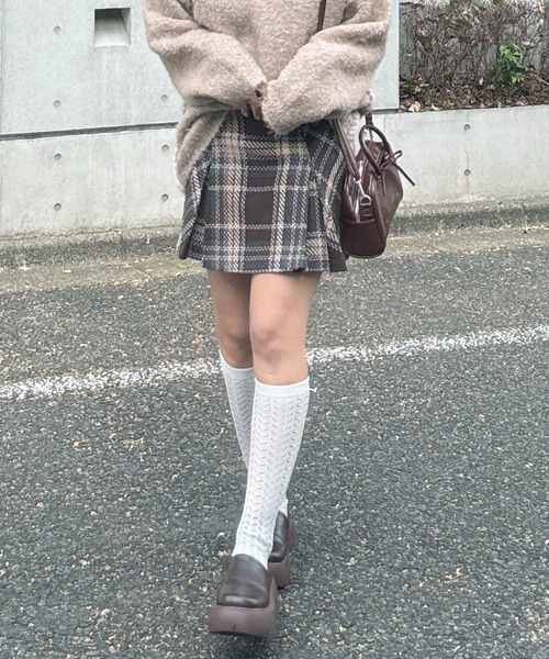 AS KNOW AS plus（アズノゥアズプラス）の「◎スラリプリーツミニスカート（スカート・レディース・ホワイト系/ホワイト系1/ブラック系/ブラウン系/ネイビー系/ブラウン系1・FREE）」の13枚目の写真