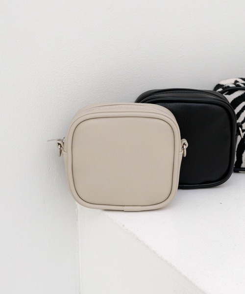 LAKOLE(ラコレ)の「カスタムスクエアポーチ / 105056(ポーチ・レディース・ライトグレー/ブラック/レオパード/ゼブラ・FREE)」の2枚目の写真