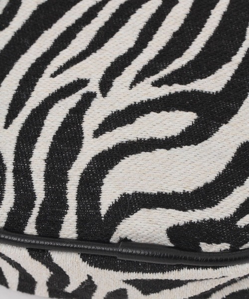 LAKOLE(ラコレ)の「カスタムスクエアポーチ / 105056(ポーチ・レディース・ライトグレー/ブラック/レオパード/ゼブラ・FREE)」の8枚目の写真