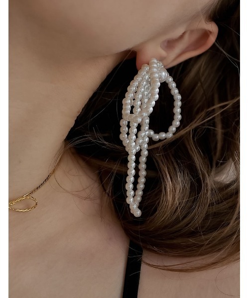 Re:EDIT（リエディ）の「[2024SS COLLECTION][MEISM by Re:EDIT]フェイクパールリボンデザインピアス（ピアス（両耳用）・レディース・ホワイト・FREE）」の2枚目の写真