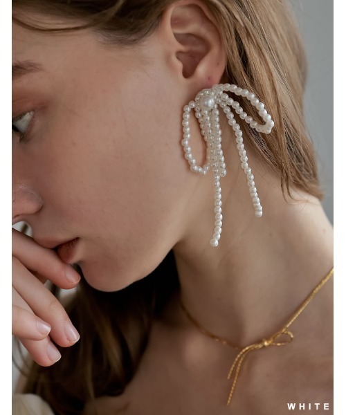 Re:EDIT（リエディ）の「[2024SS COLLECTION][MEISM by Re:EDIT]フェイクパールリボンデザインピアス（ピアス（両耳用）・レディース・ホワイト・FREE）」の3枚目の写真