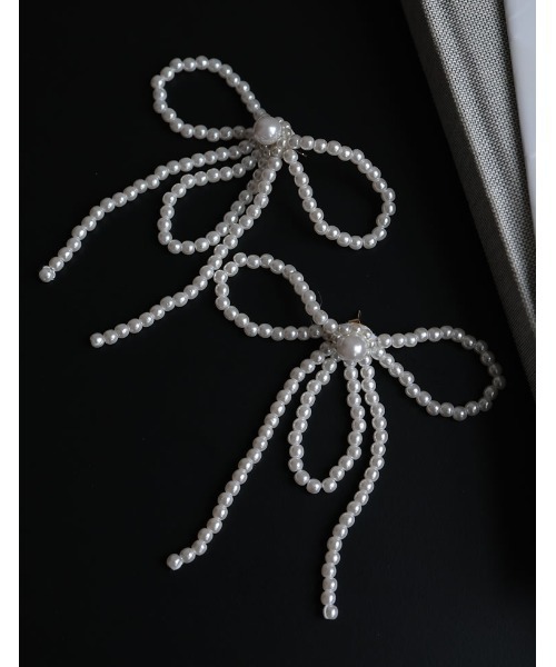 Re:EDIT（リエディ）の「[2024SS COLLECTION][MEISM by Re:EDIT]フェイクパールリボンデザインピアス（ピアス（両耳用）・レディース・ホワイト・FREE）」の5枚目の写真