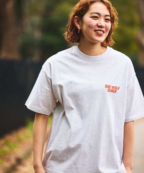FREAK'S STORE（フリークスストア）の「限定展開 SHE WOLF DINER×FREAK'S STORE/シーウルフダイナー 別注 ビッグシルエット バックプリントTシャツ/WOLF（Tシャツ/カットソー・メンズ・ホワイト/グレー/ブラック・MEDIUM/SMALL/LARGE）」の20枚目の写真