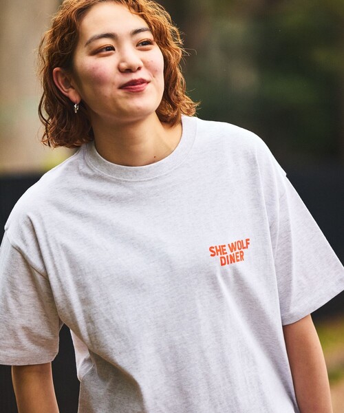 FREAK'S STORE（フリークスストア）の「限定展開 SHE WOLF DINER×FREAK'S STORE/シーウルフダイナー 別注 ビッグシルエット バックプリントTシャツ/WOLF（Tシャツ/カットソー・メンズ・ホワイト/グレー/ブラック・MEDIUM/SMALL/LARGE）」の10枚目の写真