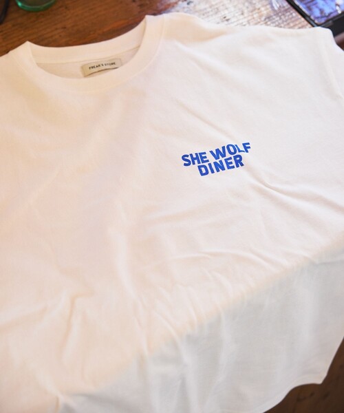 FREAK'S STORE（フリークスストア）の「限定展開 SHE WOLF DINER×FREAK'S STORE/シーウルフダイナー 別注 ビッグシルエット バックプリントTシャツ/WOLF（Tシャツ/カットソー・メンズ・ホワイト/グレー/ブラック・MEDIUM/SMALL/LARGE）」の4枚目の写真