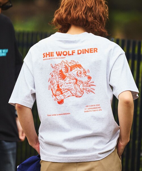 FREAK'S STORE（フリークスストア）の「限定展開 SHE WOLF DINER×FREAK'S STORE/シーウルフダイナー 別注 ビッグシルエット バックプリントTシャツ/WOLF（Tシャツ/カットソー・メンズ・ホワイト/グレー/ブラック・MEDIUM/SMALL/LARGE）」の17枚目の写真