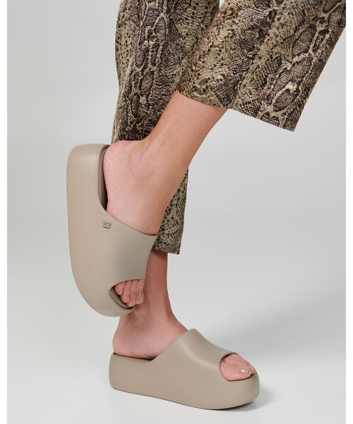 melissa（メリッサ）の「MELISSA FREE PLATFORM SLIDE AD（サンダル・レディース・ブラック/ベージュ/ピンク/レッド・35-36/37/38/39）」の14枚目の写真