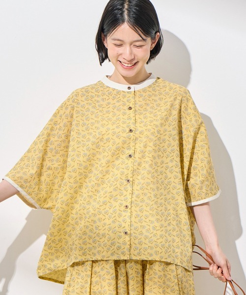 Viola e Viola(ヴィオラエヴィオラ)の「小花柄ドルマンブラウス(シャツ/ブラウス・レディース・イエロー/キナリ・LARGE/MEDIUM)」の2枚目の写真