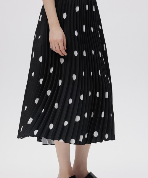 JNBY（ジェーエヌビーワイ）の「Polka-dot Wavy-pleated Polyester Skirt / ドットプリーツスカート（スカート・レディース・ブラック系その他/レッド系その他5・38/36/40）」の3枚目の写真