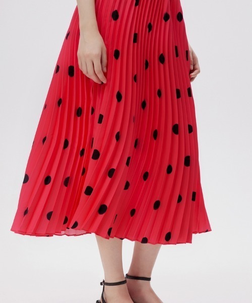 JNBY（ジェーエヌビーワイ）の「Polka-dot Wavy-pleated Polyester Skirt / ドットプリーツスカート（スカート・レディース・ブラック系その他/レッド系その他5・38/36/40）」の4枚目の写真