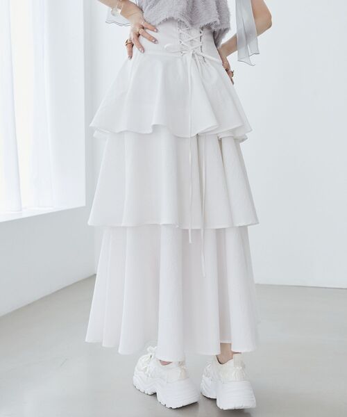 MAJESTIC LEGON(マジェスティックレゴン)の「バックレースアップティアードスカート(スカート・レディース・オフホワイト/ブラック系その他/ブラック/ブルー/アイボリー/ホワイト系その他2・MEDIUM)」の2枚目の写真