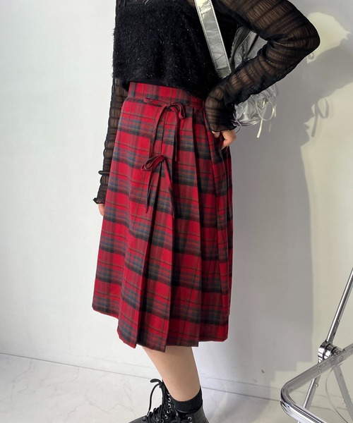 AS KNOW AS plus(アズノゥアズプラス)の「◇サイドプリーツリボンミディスカート(スカート・レディース・グレー/ブラック/レッド系・FREE)」の3枚目の写真