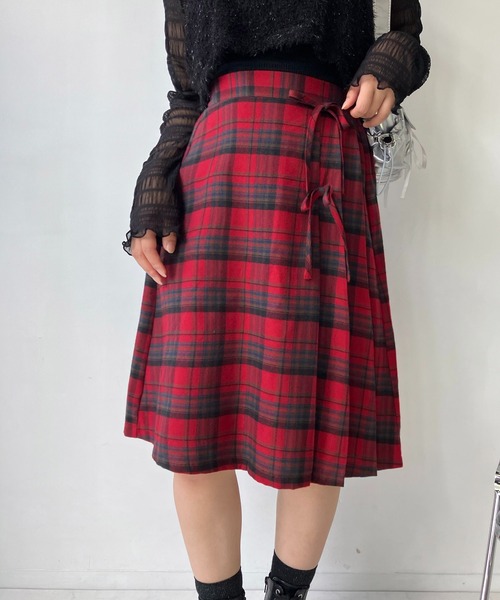 AS KNOW AS plus(アズノゥアズプラス)の「◇サイドプリーツリボンミディスカート(スカート・レディース・グレー/ブラック/レッド系・FREE)」の4枚目の写真