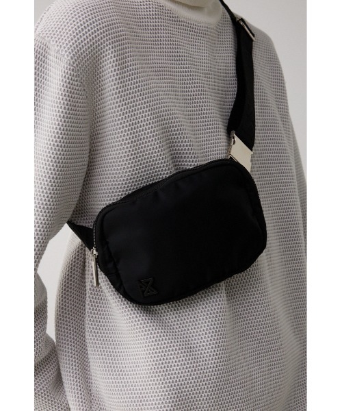 AZUL by moussy(アズールバイマウジー)の「AZプレートミニボディバッグ(ショルダーバッグ・メンズ・ブラック/アイボリー/グレー・FREE)」の2枚目の写真